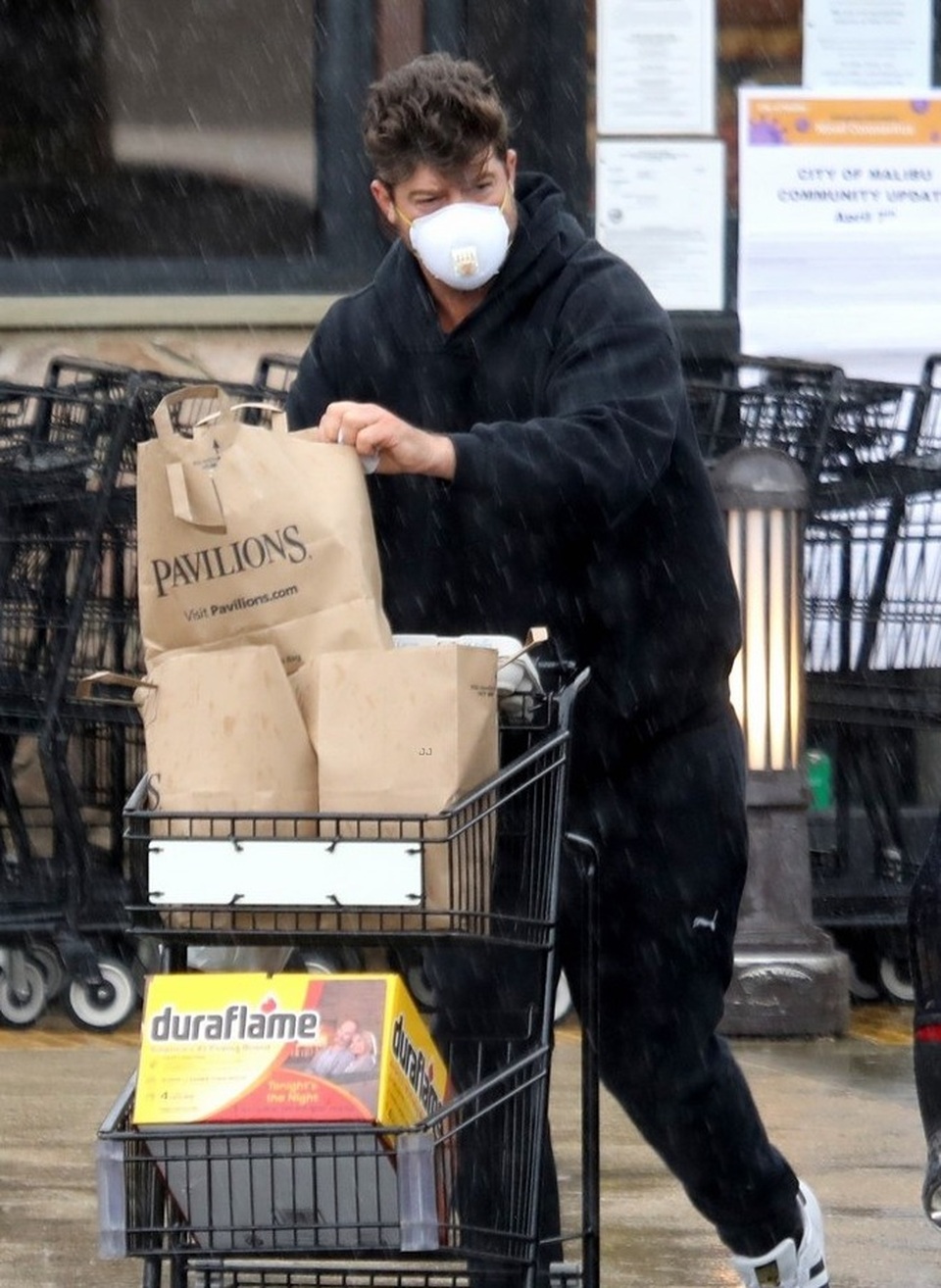 Bố Angelina Jolie đeo khẩu trang đi mua đồ ăn - 5