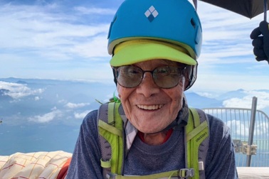 Cụ ông 102 tuổi và con gái 70 tuổi leo đỉnh núi Phú Sĩ cao hơn 3.700m