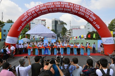 TPHCM: Thông xe 2 cây cầu vượt tiến độ 3 tháng