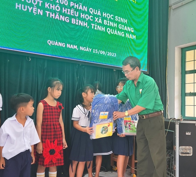 Nhà báo Ngô Văn Hiền - Giám đốc CEDC trao quà cho học sinh vượt khó.