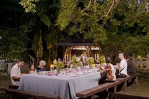 Bỏ phố về quê, 7 cặp vợ chồng già thuê biệt thự sống cùng nhau đến cuối đời