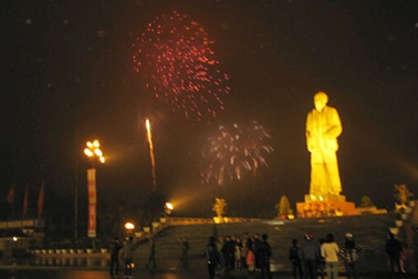 Bắn pháo hoa tại Quảng trường Hồ Chí Minh dịp Tết Tân Mão