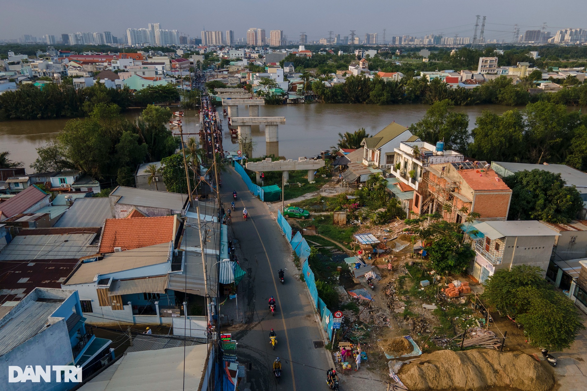 Cầu mới treo hơn 20 năm chưa xong, người dân TPHCM thấp thỏm qua cầu cũ - 17 Cầu mới treo hơn 20 năm chưa xong, người dân TPHCM thấp thỏm qua cầu cũ - 17