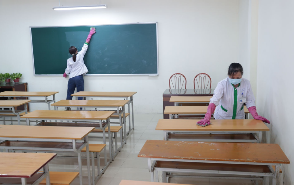 ĐH Quốc gia Hà Nội khử khuẩn phòng học đón SV trở lại trường ngày 2/3 - 4 ĐH Quốc gia Hà Nội khử khuẩn phòng học đón SV trở lại trường ngày 2/3 - 4