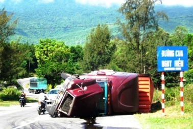 Đổ đèo nhanh, xe đầu kéo lật văng xuống đường