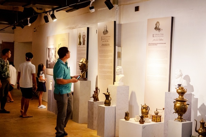 Một góc trưng bày của triển lãm “Trịnh Công Sơn – Cảm hứng từ Thiền và Cà phê”.