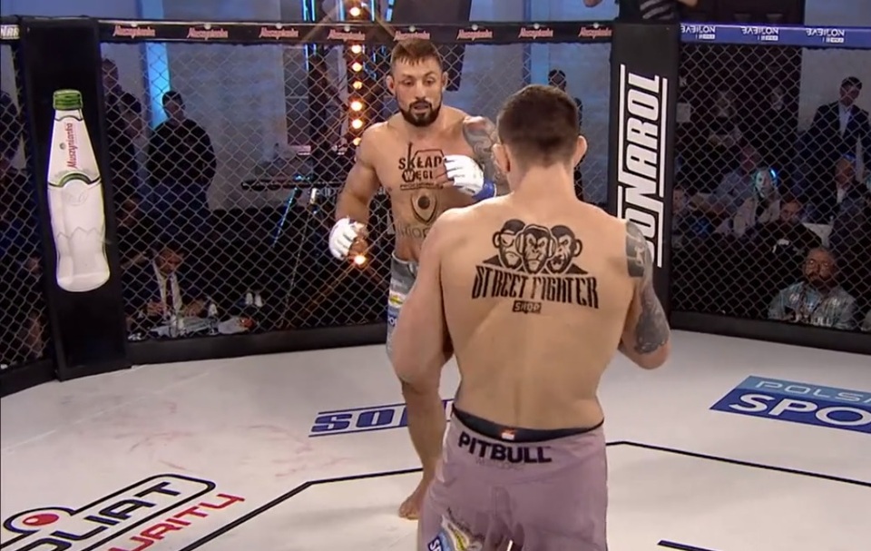 Võ sĩ hạ gục đối thủ bằng tuyệt kỹ đầu gối bay đẹp mắt - 1