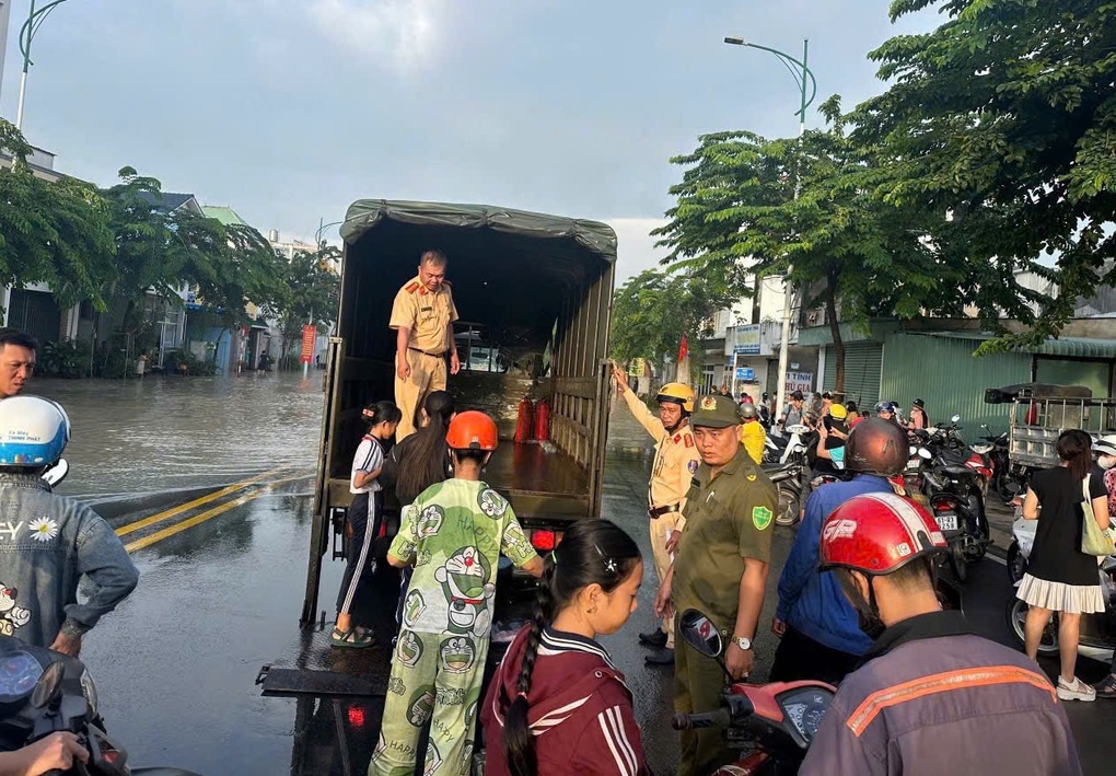 Giải cứu 127 người bị cô lập sau mưa lớn ở TPHCM - 3