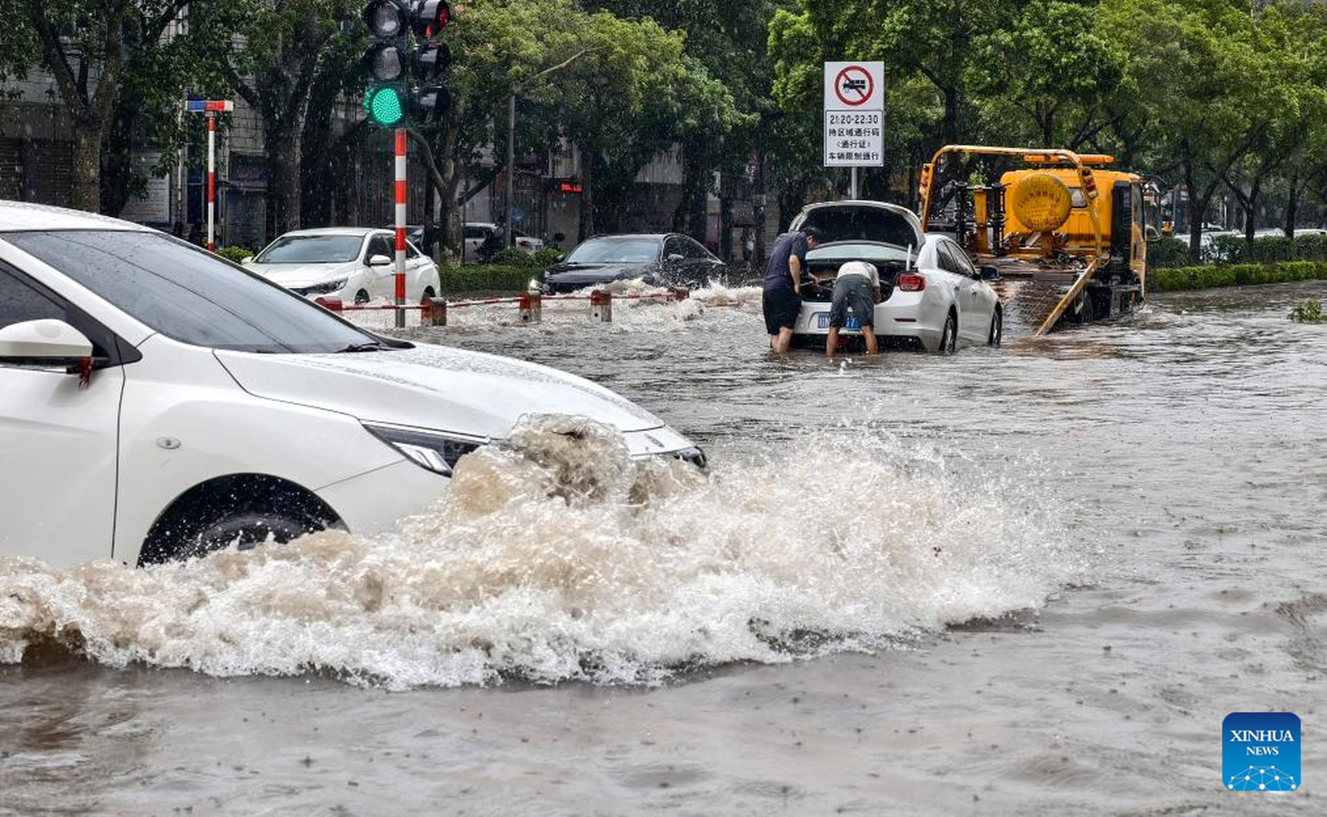 Phố biến thành sông ở Trung Quốc sau bão Matmo - 1
