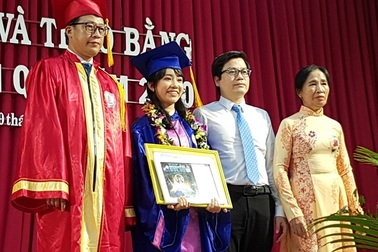 Mời phụ huynh lên bục nhận thưởng cùng con trong lễ tốt nghiệp Đại học
