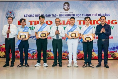 Đà Nẵng trao giải thưởng khuyến tài Huỳnh Thúc Kháng đến 38 học sinh