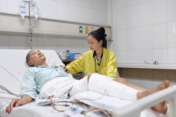 Dập nát chân do cuốn vào máy gặt, người bố 3 con xin “cắt chân cho đỡ khổ”