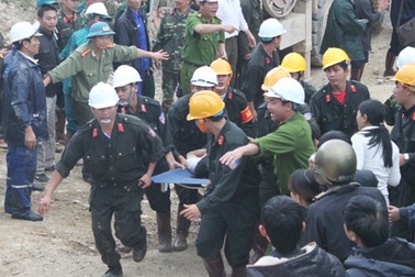 Vỡ òa khoảnh khắc giải cứu 12 công nhân