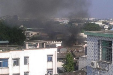 Chiến đấu cơ Trung Quốc lao vào nhà dân