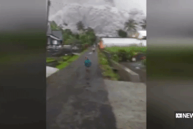 Cảnh tượng như "tận thế" khi núi lửa phun trào ở Indonesia, 34 người chết