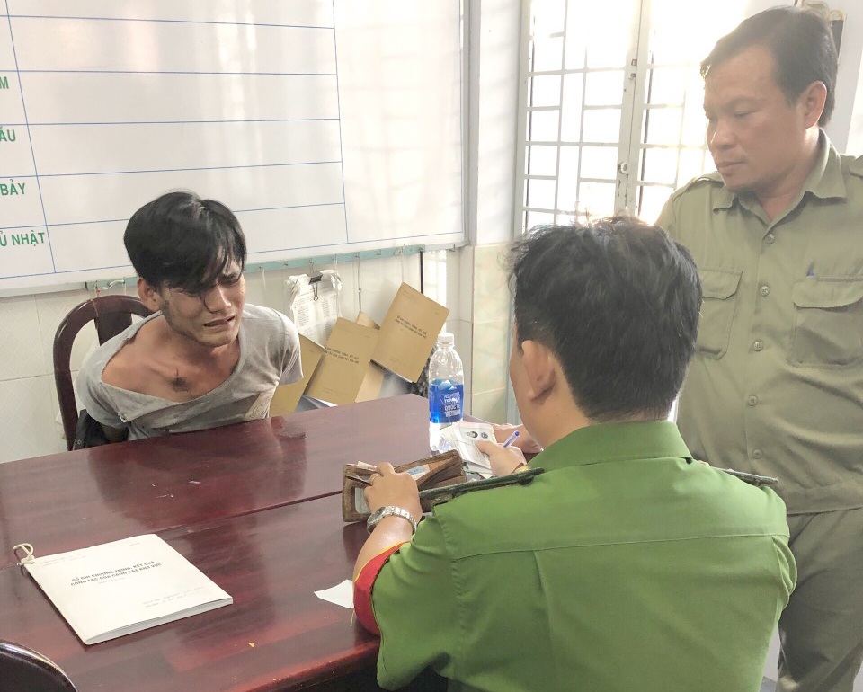 Trên đường đi công tác, Chỉ huy trưởng quân sự phường bắt đối tượng giật dây chuyền - 2 Trên đường đi công tác, Chỉ huy trưởng quân sự phường bắt đối tượng giật dây chuyền - 2