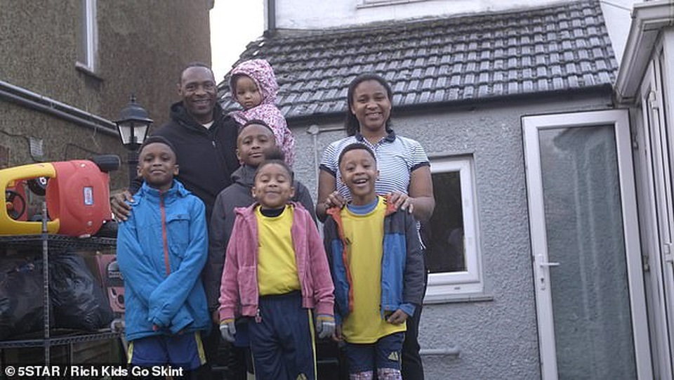 Thiếu gia giàu có trải nghiệm cảnh sống nghèo của gia đình 7 người - 2