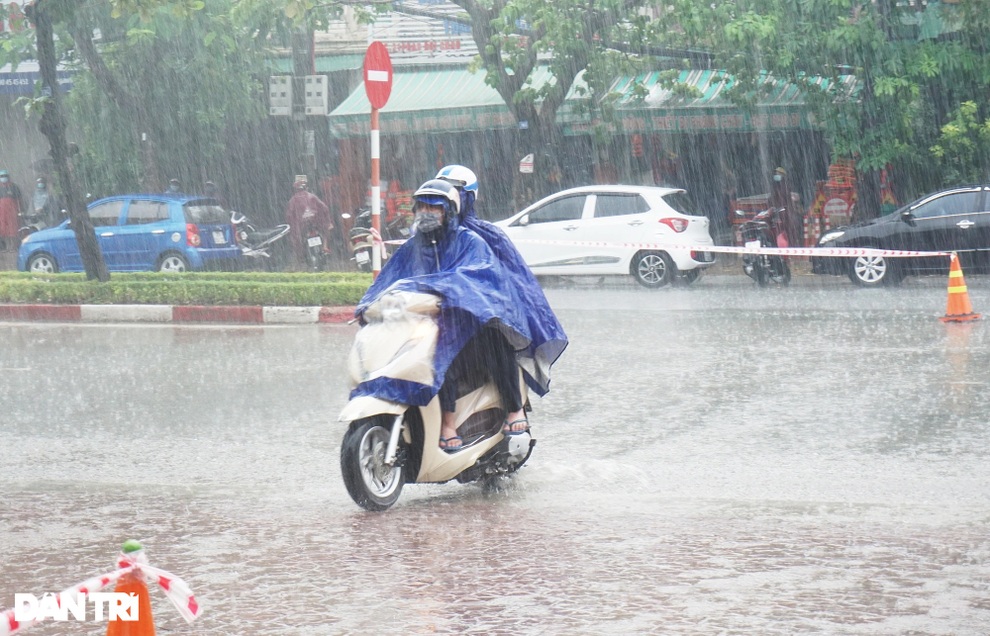 Nghệ An: Thí sinh đội mưa tầm tã đi thi - 1 Nghệ An: Thí sinh đội mưa tầm tã đi thi - 1