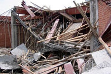 Sập nhà đang xây, một người bị vùi chết 