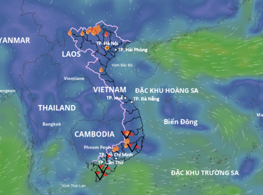 Áp thấp trên Biển Đông gây mưa dông tại nhiều tỉnh thành - 1