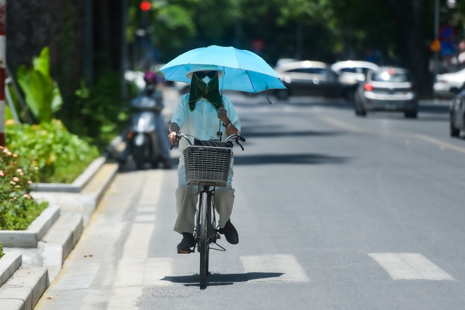 Người dân gồng mình mưu sinh dưới cái nắng cháy da của thủ đô - 13 Người dân gồng mình mưu sinh dưới cái nắng cháy da của thủ đô - 13