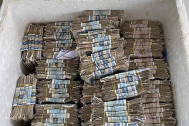 Bắc Ninh: Người đàn ông mang cả thùng tiền mua ô tô, 7 nhân viên hì hục đếm