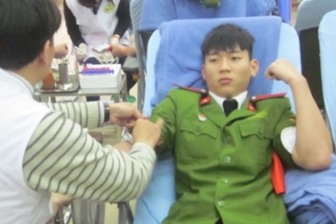 Những chàng cảnh sát tương lai tự hào hiến máu cứu người