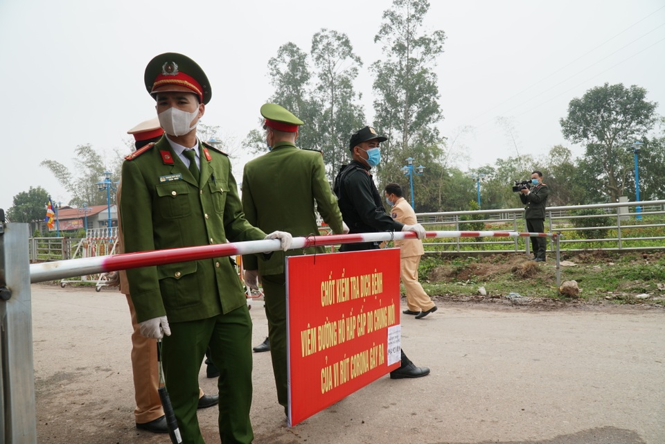 Lực lượng chức năng thực hiện phong tỏa, cách ly tại tâm dịch Sơn Lôi - 1 Lực lượng chức năng thực hiện phong tỏa, cách ly tại tâm dịch Sơn Lôi - 1