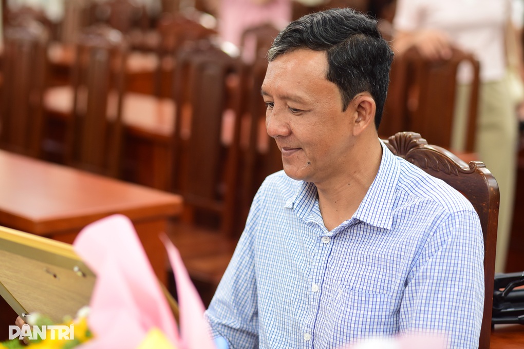 TPHCM tôn vinh những người cứu tài xế trong xe Volvo cháy ở cầu Phú Mỹ - 3 TPHCM tôn vinh những người cứu tài xế trong xe Volvo cháy ở cầu Phú Mỹ - 3