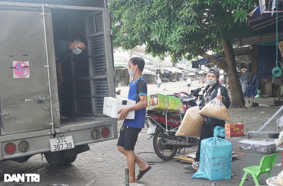 Lo phong tỏa, tiểu thương chợ đầu mối lớn nhất Nghệ An cấp tập sơ tán hàng - 10 Lo phong tỏa, tiểu thương chợ đầu mối lớn nhất Nghệ An cấp tập sơ tán hàng - 10