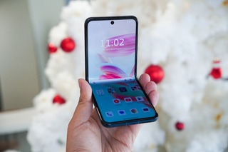 Đánh giá Motorola Razr 60: Có gì để đối đầu Samsung Galaxy Z Flip7 FE? - 13