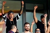 Chưa thể thi đấu cho PSG, Neymar đành đi chơi giải sầu