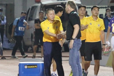 HLV Chu Đình Nghiêm: "Cùng là cầu thủ, đừng triệt hạ nhau"