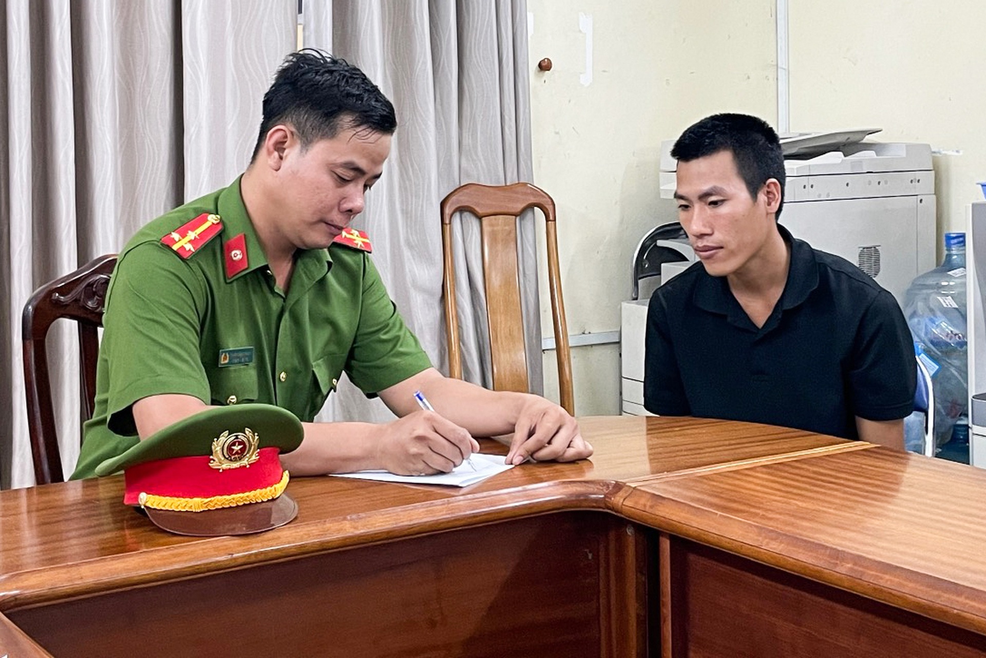 Đường dây mại dâm trong nhà hàng có 200 nữ tiếp viên - 5 Đường dây mại dâm trong nhà hàng có 200 nữ tiếp viên - 5