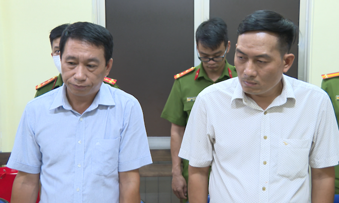 Ông Nguyễn Văn Dương, Phó Giám đốc Trung tâm và ông Nguyễn Ngọc Thủy, Trưởng Ban đào tạo Trung tâm Kỹ năng thực hành cơ giới Giao thông vận tải - Trường Cao đẳng Giao thông vận tải Trung ương III.