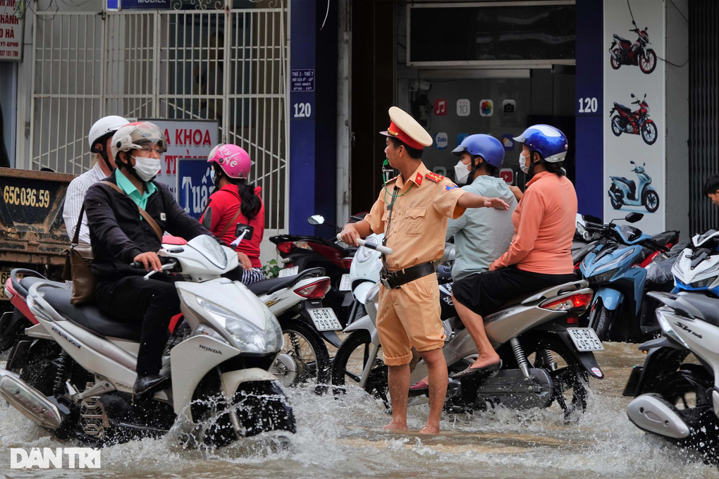Người dân Cần Thơ vật lộn với đợt triều cường, nước tràn vào bệnh viện - 11 Người dân Cần Thơ vật lộn với đợt triều cường, nước tràn vào bệnh viện - 11