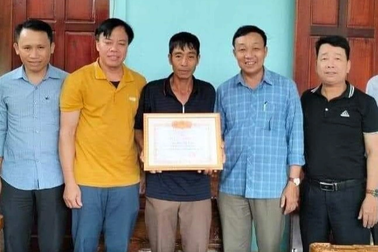 Anh nông dân dũng cảm cứu người trong lũ