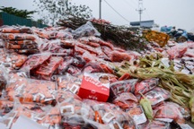 Bánh kẹo, đồ ăn nhanh chất cao "như núi" ở bãi rác xã La Phù