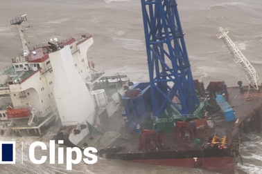 Tàu biển gãy đôi do ảnh hưởng của bão ngoài khơi Hong Kong