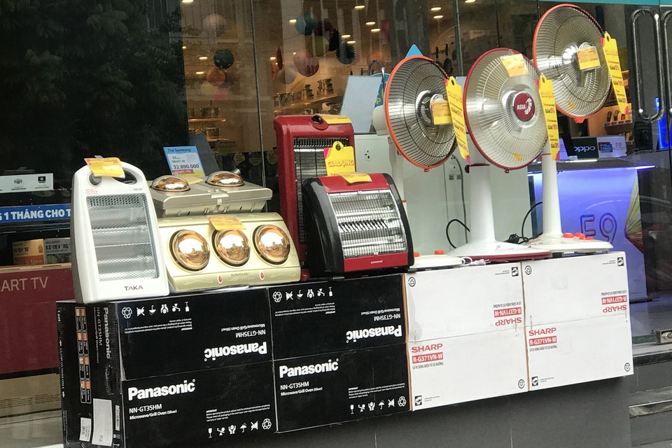 Rét đậm kéo dài, người dân đổ xô đi mua máy sưởi, đèn sưởi - 1 Rét đậm kéo dài, người dân đổ xô đi mua máy sưởi, đèn sưởi - 1