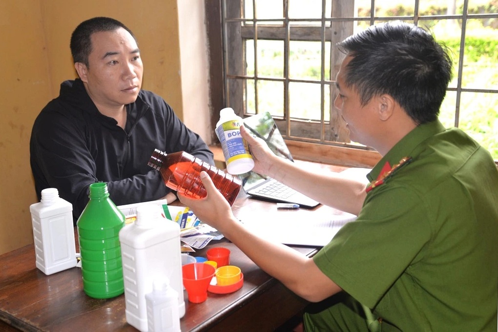 Khởi tố 2 người đàn ông sản xuất, tiêu thụ thuốc diệt cỏ giả - 2 Khởi tố 2 người đàn ông sản xuất, tiêu thụ thuốc diệt cỏ giả - 2