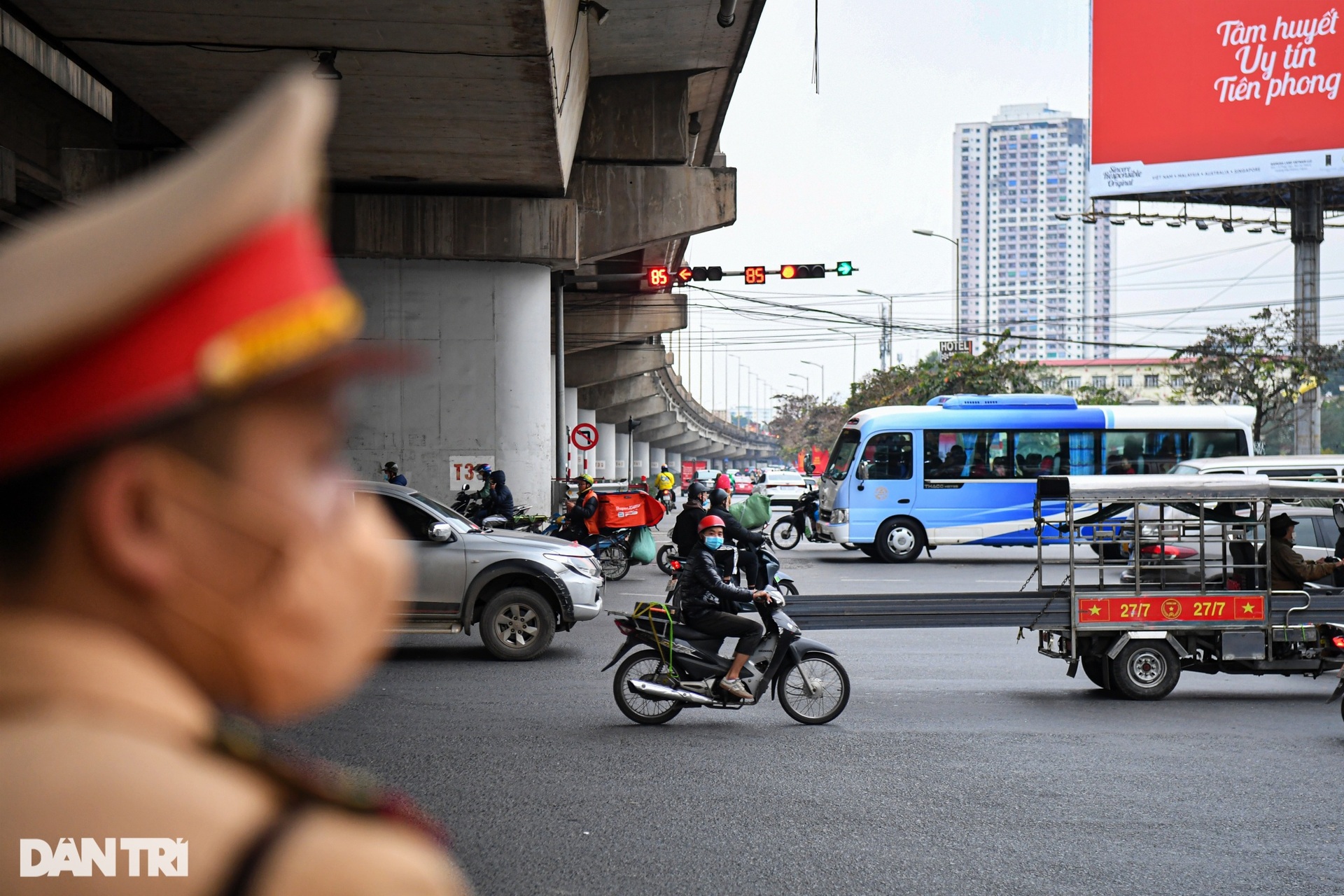 Những chiến sĩ áo vàng căng mình điều tiết giao thông ngày cuối năm - 6 Những chiến sĩ áo vàng căng mình điều tiết giao thông ngày cuối năm - 6
