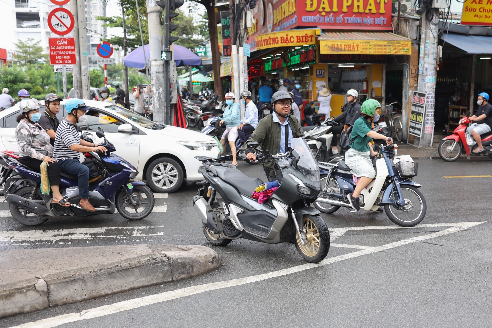 Người dân TPHCM chật vật đổ xăng trong sáng đầu tuần - 10 Người dân TPHCM chật vật đổ xăng trong sáng đầu tuần - 10