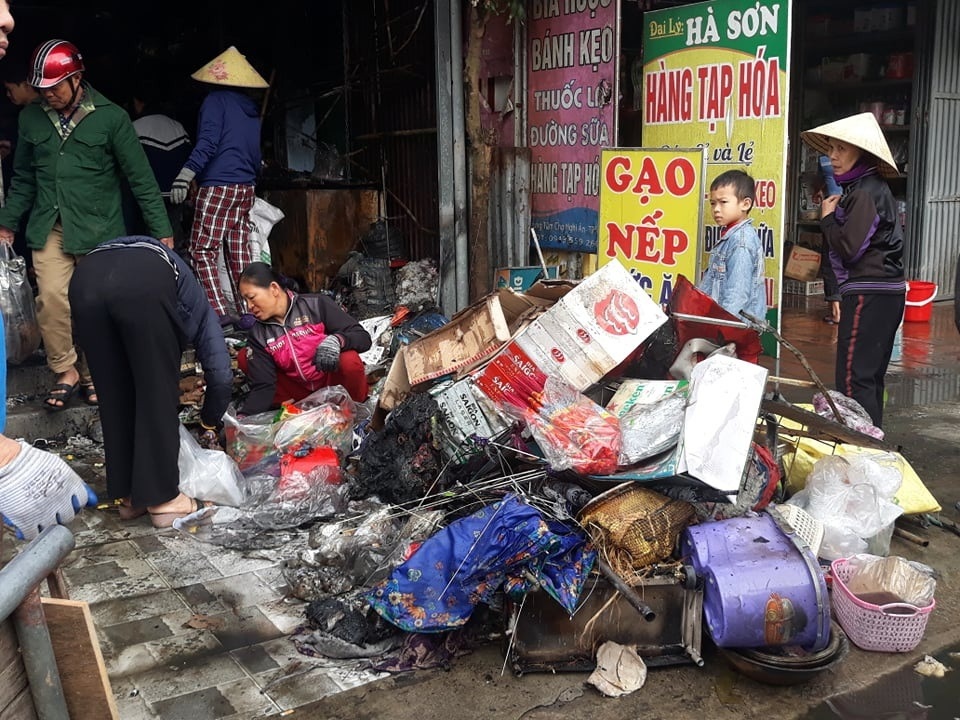 Cháy cửa hàng tạp hóa ngày sát tết, hàng trăm triệu đồng hóa ra tro - 1 Cháy cửa hàng tạp hóa ngày sát tết, hàng trăm triệu đồng hóa ra tro - 1