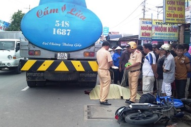 Một thanh niên bị xe bồn cán chết khi đi giao hàng