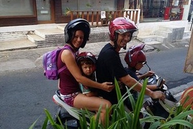 Cặp vợ chồng cho con bỏ học đi du lịch vòng quanh thế giới