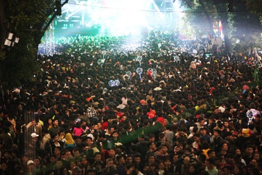 Biển người ở hồ Gươm trong đêm cuối 2017