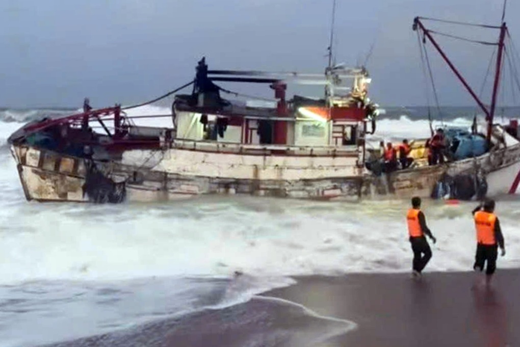 Tàu cá nước ngoài trôi dạt vào vùng biển Phú Yên - 1 Tàu cá nước ngoài trôi dạt vào vùng biển Phú Yên - 1