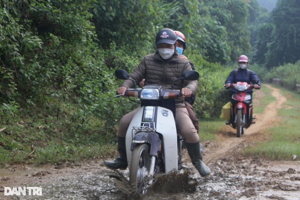 Thầy cô gánh xe máy vượt sông, mang con chữ vào nơi thâm sơn cùng cốc - 3 Thầy cô gánh xe máy vượt sông, mang con chữ vào nơi thâm sơn cùng cốc - 3