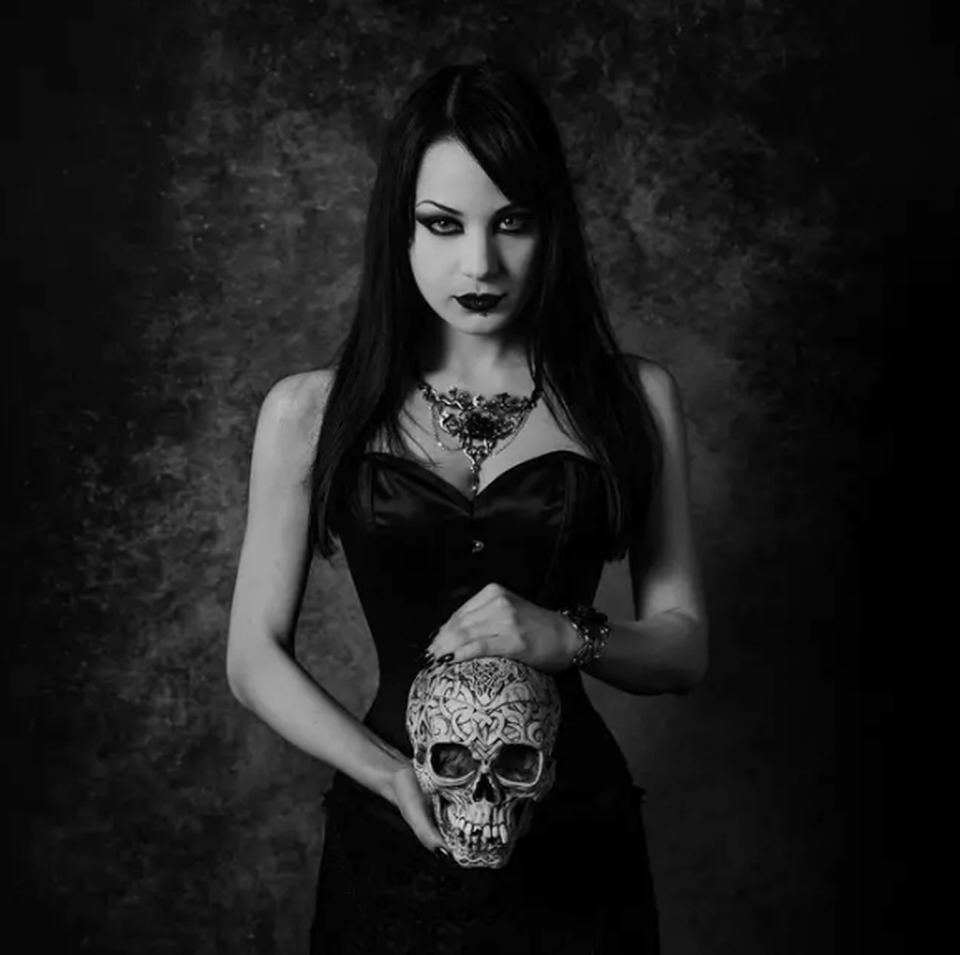 Gặp cô gái tự xưng là ma cà rồng 600 tuổi - 3 Gặp cô gái tự xưng là ma cà rồng 600 tuổi - 3